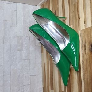 Pulse size 11 Green w/necklace